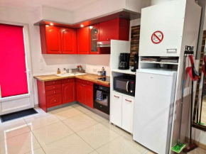 03 - Joli studio traversant situé au rdc avec 2 lits, tout équipé pour 1, 2 ou 3 personnes maximum, entrée indépendante donnant sur parking dont une place est réservée devant la porte, grand fourgon p